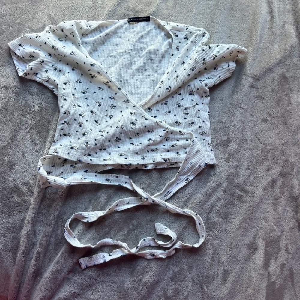 Brandy Melville cris cross T-Shirt crop top